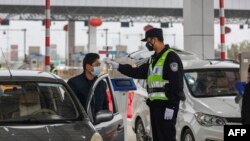 وزیر بهداشت چین می‌گوید محدودیت‌های حمل‌ونقل عمومی و مسافرتی «باید با بیشترین سرعت و کم‌ترین هزینه» نتیجه بدهند.