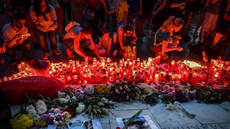Стотици чевли пред романското МВР во Букурешт поради исчезнати деца