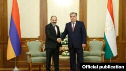 Премьер-министр Армении Никол Пашинян (слева) и президент Таджикистана Эмомали Рахмон