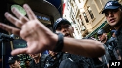 Турецкая полиция оттесняет журналистов, снимающих ЛГБТ-акцию