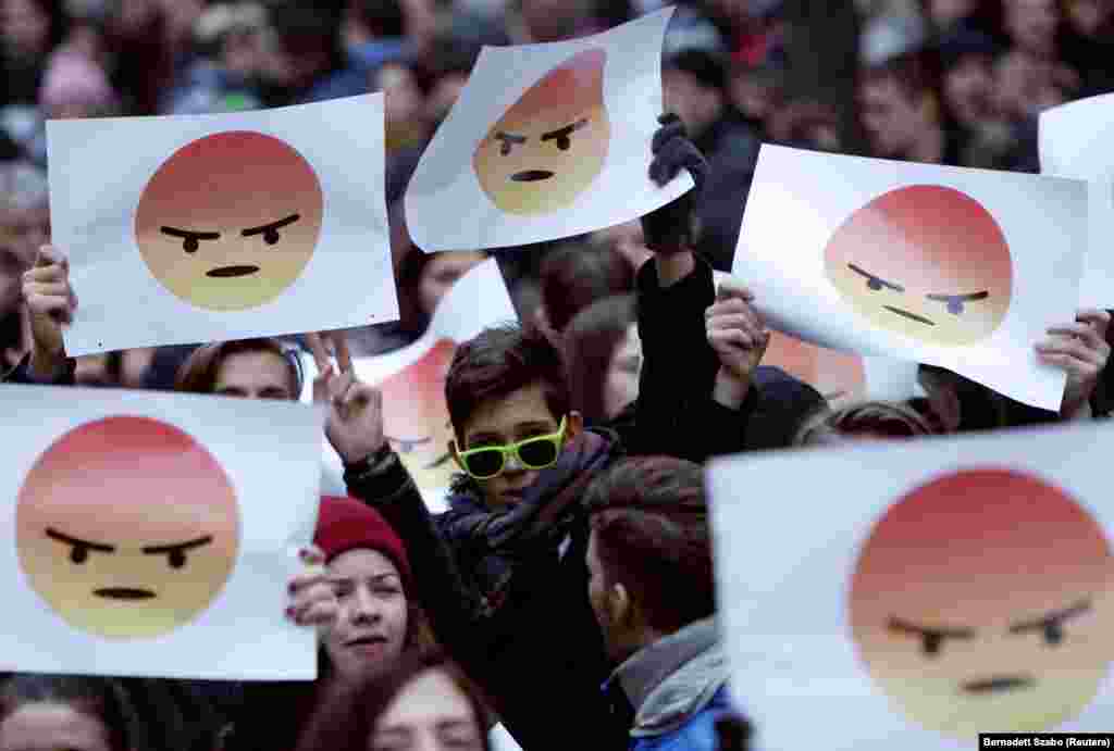 Budapeştde hökümete garşy ýygnanyşyk geçirýän studentler. (Reuters/Bernadett Szabo)