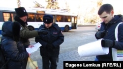Патрульные полицейские не стали реагировать на действия казака