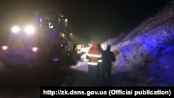 В управлінні Державної служби з надзвичайних ситуацій в області повідомили, що на дорозі опинилися 300 кубометрів снігу, висотою 1,5 метра