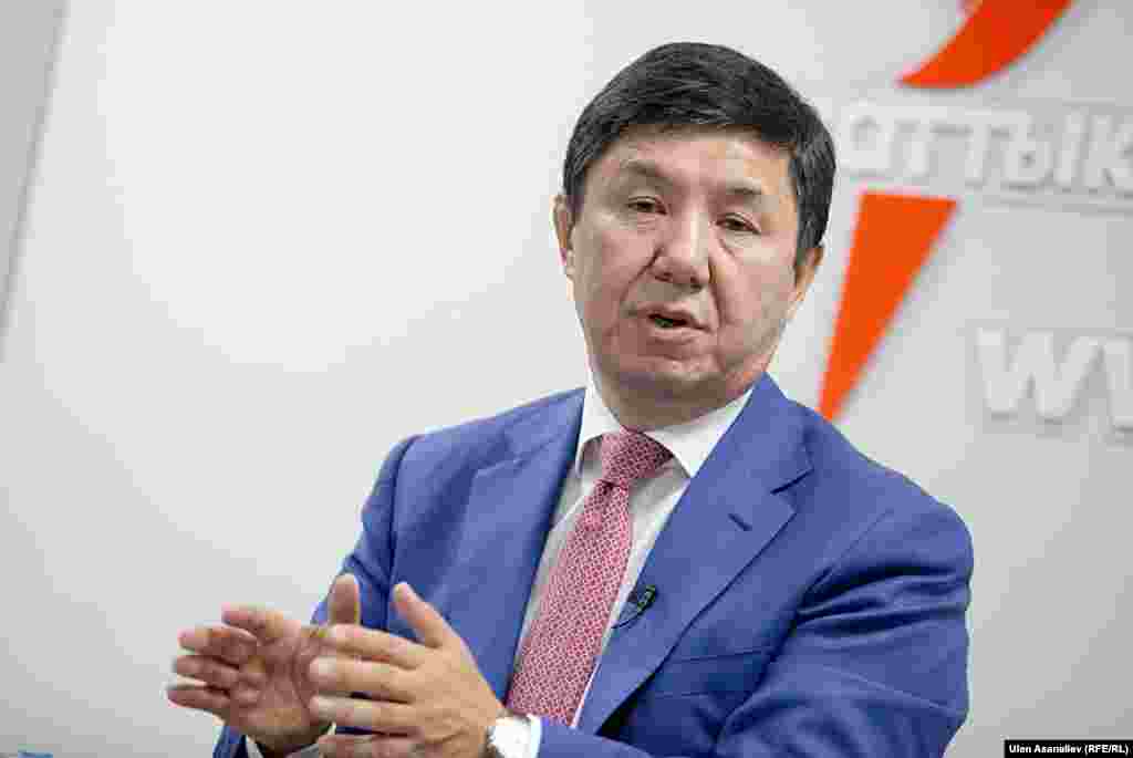 Темир Сариев во время интервью "Азаттыку"