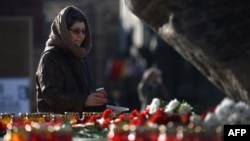 На акции "Возвращение имен" у Соловецкого камня в Москве 29 октября 2014 года. 