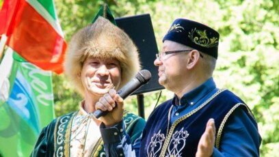 Әйелді үйде екі адам жеке жерде сиқытып жатыр.