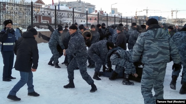 Полицейский спецназ проводит задержания участников шествия 16 декабря в Нур-Султане.