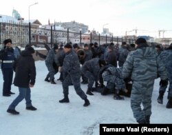 Тәуелсіздік күні "рұқсат етілмеген" шеруге шыққан азаматтарды полиция ұстап жатыр. Нұр-Сұлтан, 16 желтоқсан 2019 жыл.