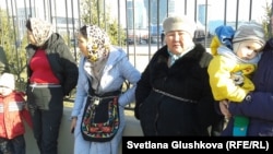 Женщины приковали себя цепями к ограждению рядом с генеральной прокуратурой. Астана, 15 апреля 2014 года.