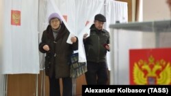Голосование на одном из избирательных участков во время выборов главы Хакасии, ноябрь 2018 года 