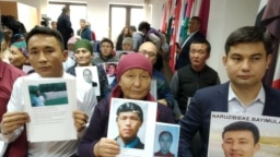 Пришедшие на пресс-конференцию в Нур-Султане казахи с фотографиями своих родных, которые, по их словам, содержатся под стражей в Синьцзяне, отправлены там в «лагеря политического перевоспитания». Ноябрь 2019 года.