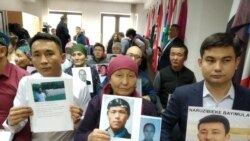 Казахи родом из Синьцзяна с фотографиями родственников, которые, по их словам, находятся в «лагерях политического перевоспитания» в Китае. Нур-Султан, 27 ноября 2019 года.