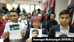 Родственники узников лагерей в Синьцзяне на пресс-конференции в казахстанской столице. Нур-Султан, 27 ноября 2019 года.