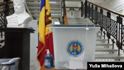 Secție de votare la Chișinău, în primul tur al alegerilor prezidențiale, 1 noiembrie 2020
