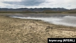 Обмелевшее озеро Бугаз в Крыму