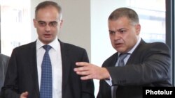 Armenia - Davit Harutiunian (R), chairman of the parliament committee on legal affairs, and opposition representative Levon Zurabian begin landmark talks between delegations headed by them, 18Jul2011.