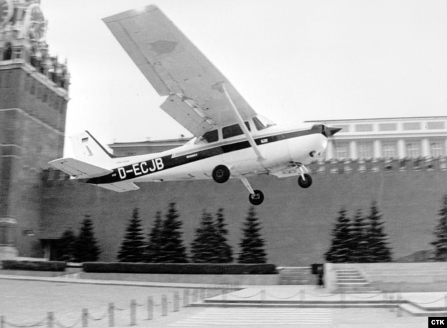 Посадка Матиаса Руста на Cessna 172 на Красной площади, 25 августа 1987 года