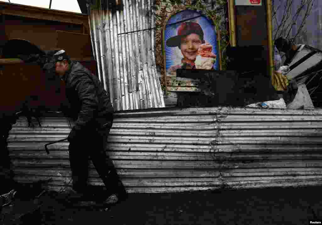 Kiyev 20 fevral 2014. Yeni barrikada quran etirazçılar dondurma köşkündən də istifadə edirlər.