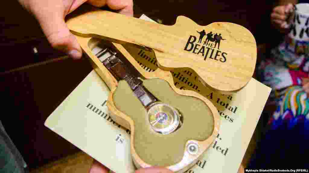 Годинник The Beatles разом із сертифікатом унікальності придбав ще батько Тимура &ndash; також колекціонер. Це сьома партія таких годинників і їх зробили лише шість тисяч примірників. На сертифікаті вручну написано &laquo;№ 2644&raquo;, а на кожній деталі годинника написано The Beatles. Носить цей годинник колекціонер лише у святкові дні.