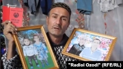 Отец Сорбона Салимова показывает фотографии Сорбона и его детей
