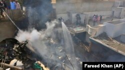 22 травня пасажирський літак державної компанії «Міжнародні авіалінії Пакистану» упав у житловому районі міста Карачі