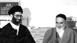 Ali Khamenei (stânga) i-a succedat în 1989 ayatollahului Ruhollah Khomeini (dreapta) ca lider suprem al Iranului. 