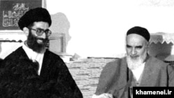 İranın ali lideri olan Əli Xamenei və sələfi, 1979-cu il İslam inqilabının lideri Ruhullah Xomeyni