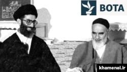 Ali Khamenei (majtas), i cili e pasoi Ruhollah Khomeinin si lider suprem i Iranit në vitin 1989.