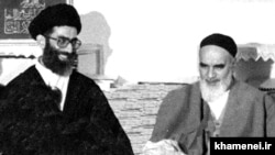 Алии Хоманаӣ (чап) бо Оятуллоҳ Хумайнӣ, бунёдгузори ҷумҳурии исломӣ дар Эрон