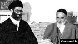 Ali Hamnei (lijevo) naslijedio je ajatolaha Ruholu Homeinija (desno) kao iranskog vrhovnog vođu 1989.godine.