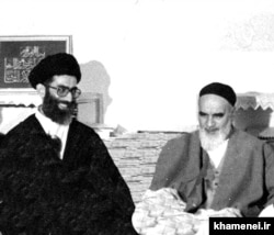 Ali Hamnei (lijevo) naslijedio je ajatolaha Ruholu Homeinija (desno) kao iranskog vrhovnog vođu 1989.godine
