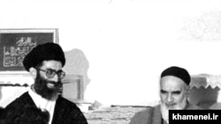 روح‌الله خمینی و علی خامنه‌ای، نخستین و دومین رهبر جمهوری اسلامی در کنار یکدیگر
