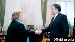 Посол США в Кыргызстане Шейла Гуолтни и торага Жогорку Кенеша Асылбек Жээнбеков.