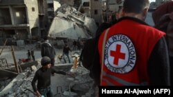 Волонтер Международного Красного Креста в городе Дума, Восточная Гута, Сирия, 5 марта 2018 года 