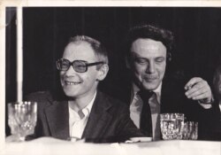 Dizidenții Alexander Ginzburg (stânga) și Vladimir Bukovski (dreapta) în SUA, mai 1979