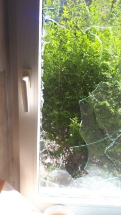 Разбитое силовиками окно Людмилы
