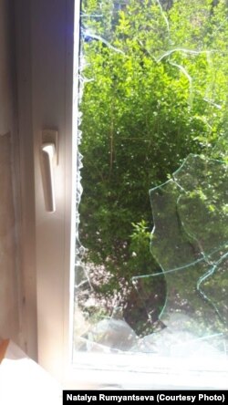 Разбитое силовиками окно Людмилы