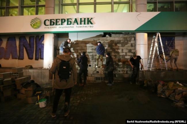 Активисты "Национального корпуса" обещают продолжать акцию у офиса Сбербанка, пока он не будет закрыт властями или национализирован