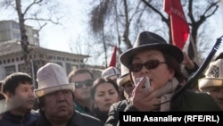 Роза Отунбаева на митинге оппозиции. Бишкек, 26 февраля 2017 года.