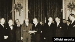 Semnarea tratatului care a întocmit Comunitatea Europeană a Cărbunelui și Oțelului, la 18 aprilie 1951.