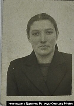 Фотографія Марії Рогачук, знайдена онукою Дариною у її архівно-слідчій справі