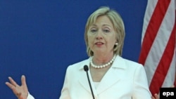 ABŞ-niň Döwlet sekretary Hillari Klinton Hindistanyň Nýu Deli uniwersitetinde çykyş edýär, 20-nji iýul, 2009 ý.