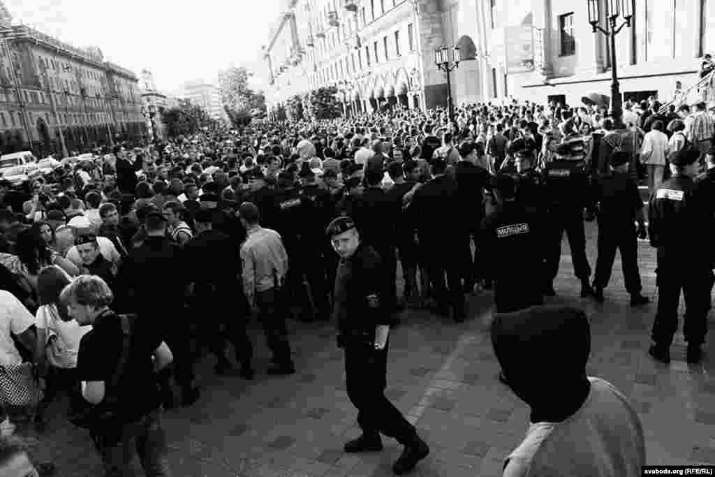 Спэцназ выцясьняе пратэстоўцаў з цэнтру горада. 22 чэрвеня 2011