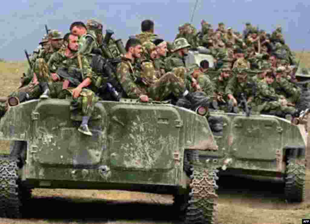 Нерӯҳои Русия дар шаҳракаи Ҷаваи Осетияи Ҷанубӣ - Russian troops sit on armoured personnel carriers in the South Ossetian town of Java on August 9, 2008. 