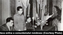 Ceaușescu s-a bizuit pe armată până la capăt. Aici acordă distincţii uteciştilor participanți la Consfătuirea pe armată a fruntaşilor în pregătirea de luptă şi politică. (1952) Fototeca online a comunismului românesc; cota:19/1952