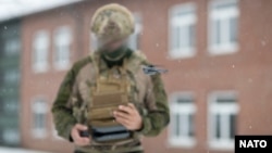 Оператор дрона підрозділу морських сил спеціальних операцій Іспанії з мікродроном Black Hornet 3 американського виробництва (Teledyne FLIR) під час навчань НАТО Steadfast Dart 2026