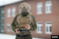 Испанский военнослужащий управляет дроном в ходе учений, 2026 год