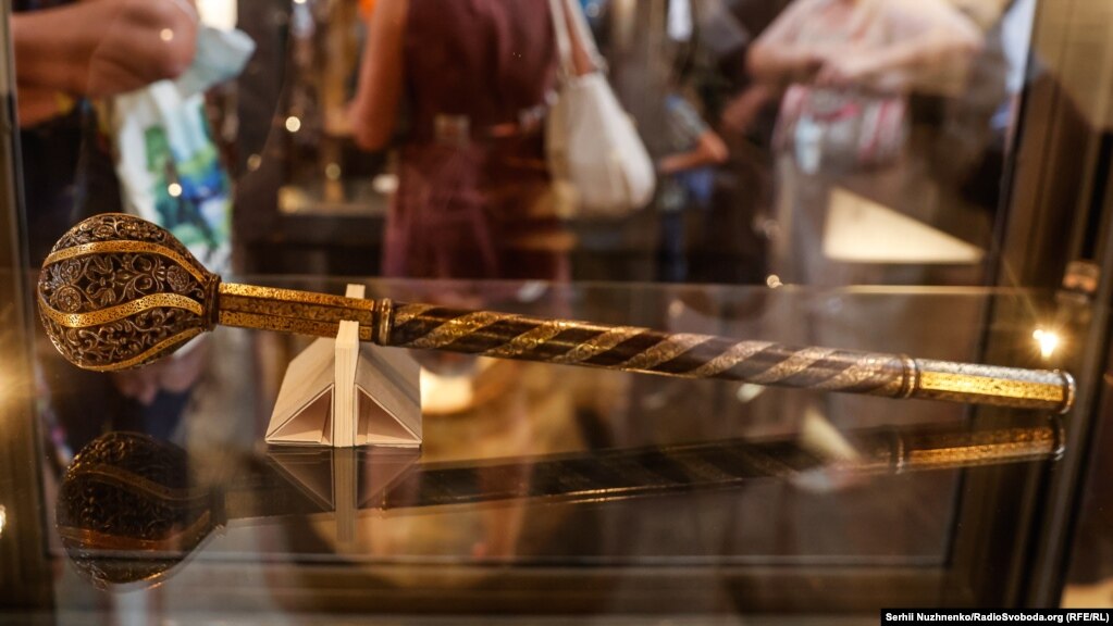 Гетьманська булава, яка, вірогідно, спершу належала Іванові Мазепі, а згодом – Пилипу Орлику, оригінал