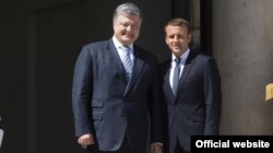 Президенти України та Франції Петро Порошенко та Емманюель Макрон