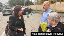 ადვოკატი თამარ გაბოძე ელაპარაკება ნინო დათაშვილის ოჯახის წევრებს. 8 სექტემბერი, 2025 წელი